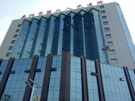 慶陽市人民醫院玻璃幕牆清洗